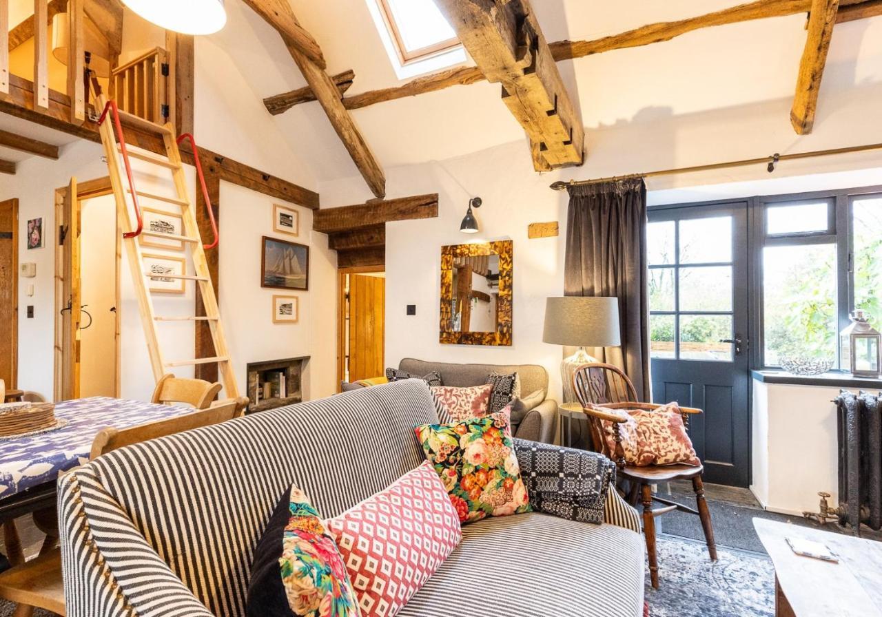 Bwthyn Capten - A Charming Cottage For Up To 6 Newport  Exterior photo